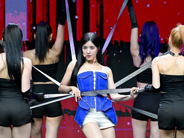 “水浴びフェス”で夏の女神となったIZ*ONE出身クォン・ウンビ、新曲パフォーマンスで魅力UP