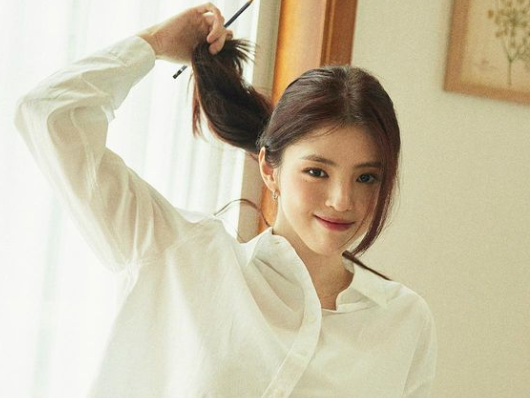極薄ウエストもチラッ…女優ハン・ソヒ、机の上で足を組み“悪そうな学生”を演出？【PHOTO】