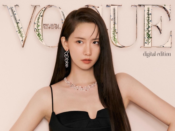ジュノも驚き？少女時代・ユナ、レースドレスや網タイツ衣装で魅了！オトナな表情に“ドキッ”【PHOTO】