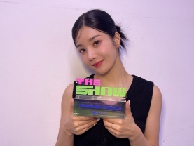 WIZ*ONEも感激…クォン・ウンビ、ソロ初の音楽番組1位に感涙「皆さんのおかげで私がいる」