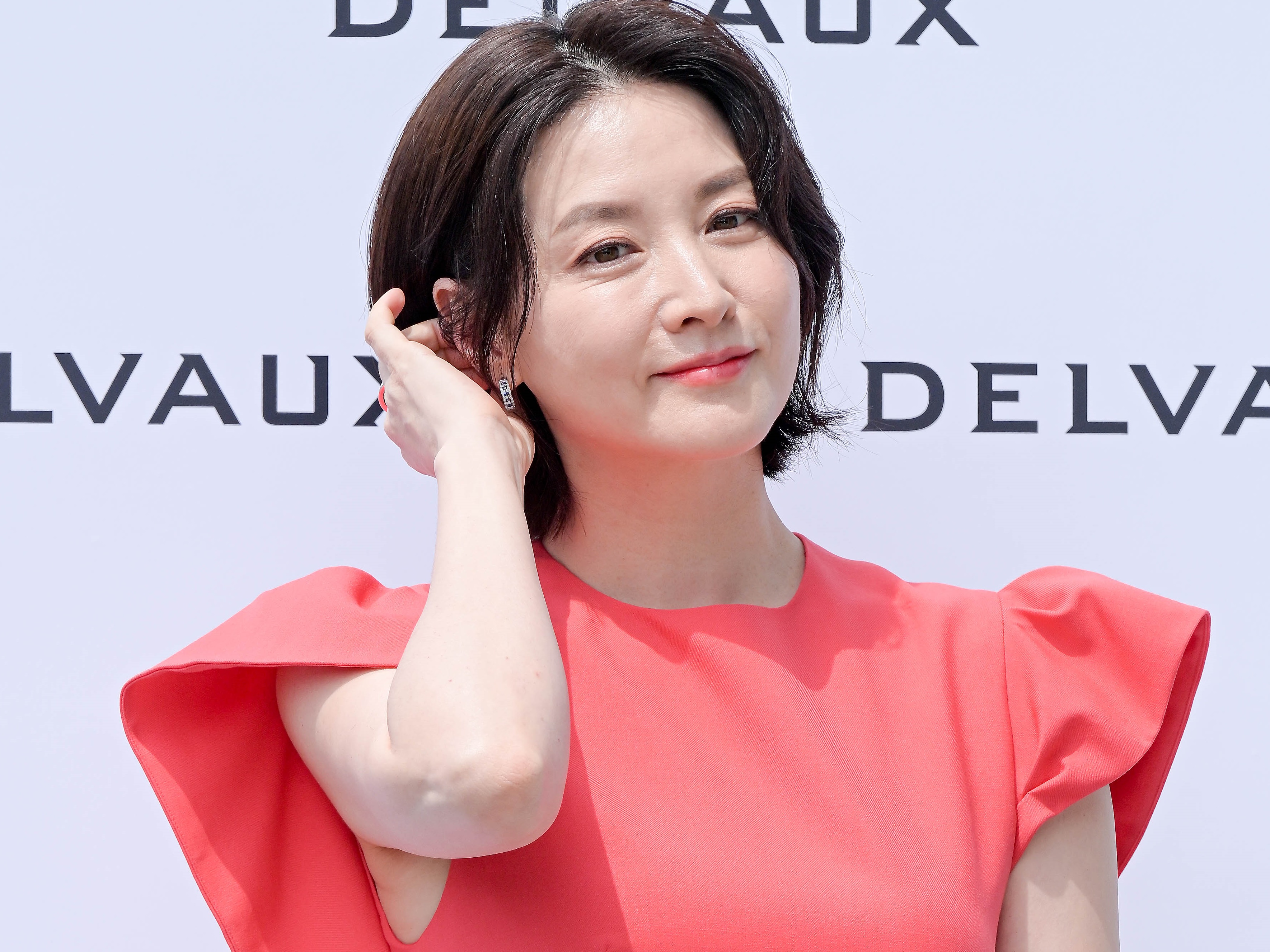 本当に“中学生双子”のママ!? 『チャングム』女優イ・ヨンエ（53）、大胆胸元で色気マシマシ姿【PHOTO】