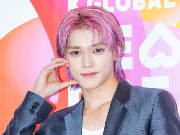 【写真】胸元のタトゥーも丸見え！NCT・テヨン、“素肌ジャケット”は全開に…萌え袖姿にファン歓喜