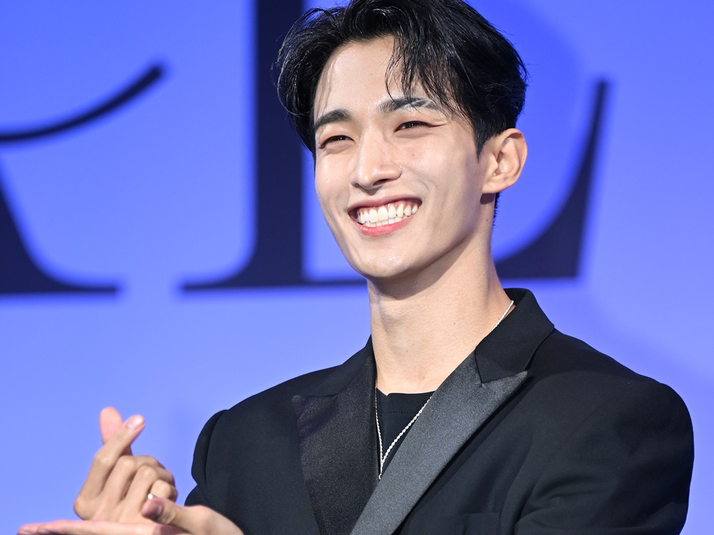 SEVENTEEN・ドギョム（DK）、“爽やかハーフパンツ”ルックに反響「暑さが吹き飛ぶ」【PHOTO】