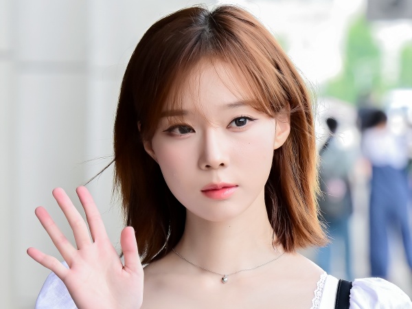 aespa・ウィンター、手には“日本人画家”の作品が！見せびらかす姿が可愛いと話題に【PHOTO】