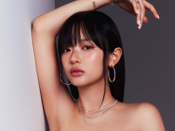 NewJeansの“童顔妖精”ハニ、チューブトップドレスで大人の魅力！ファッション誌に単独で登場【PHOTO】
