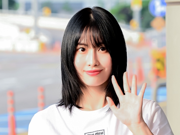 「ももりんが日本に…」TWICE・モモ、デコルテあらわな“Vネックワンピ姿 ”ストッキング美脚に注目【PHOTO】