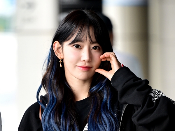 「世界一可愛い」宮脇咲良、“美肩チラ見せ”の脱ぎかけ姿…！日本でのお散歩SHOTに反響【PHOTO】
