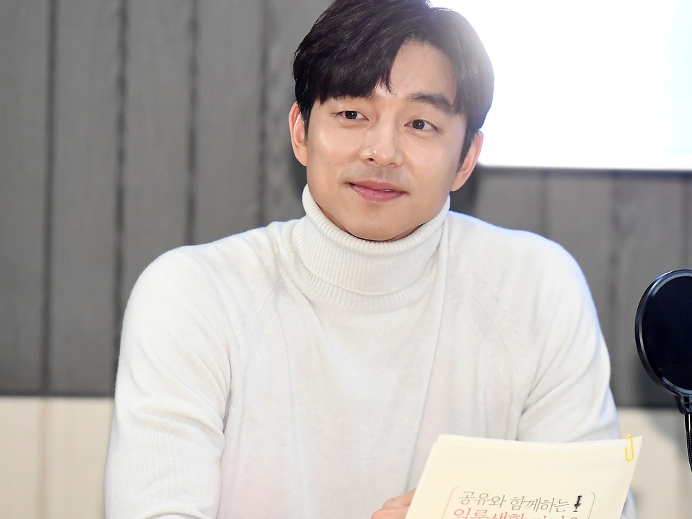 俳優コン・ユ、清潔感あふれる白シャツ姿に反響「上司にしたいNo.1」【PHOTO】