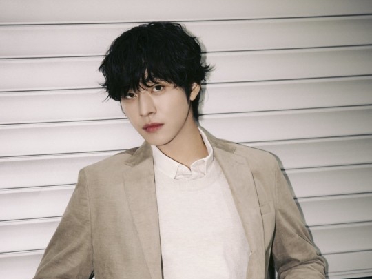 「心臓持ちません」アン・ヒョソプ、憂いを帯びた表情がたまらない…“大人の色気”全開ショット【PHOTO】