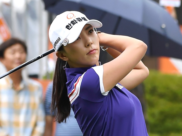圧巻の8頭身美脚！女子ゴルファー、ユン・チェヨン（36）のミニスカ姿に大反響「相変わらず綺麗」【PHOTO】
