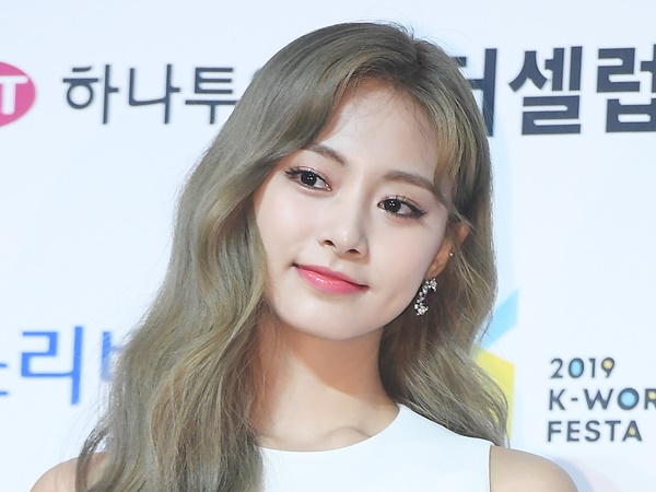 「横幅うっっっす」TWICE・ツウィ、キャミソール姿で際立たせた“神スタイル”に反響【PHOTO】