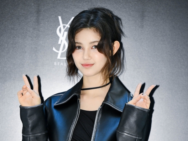 NewJeans・ダニエル、ビューティーイベントに颯爽と登場！抜群スタイル際立つ“全身黒コーデ”【独自写真】