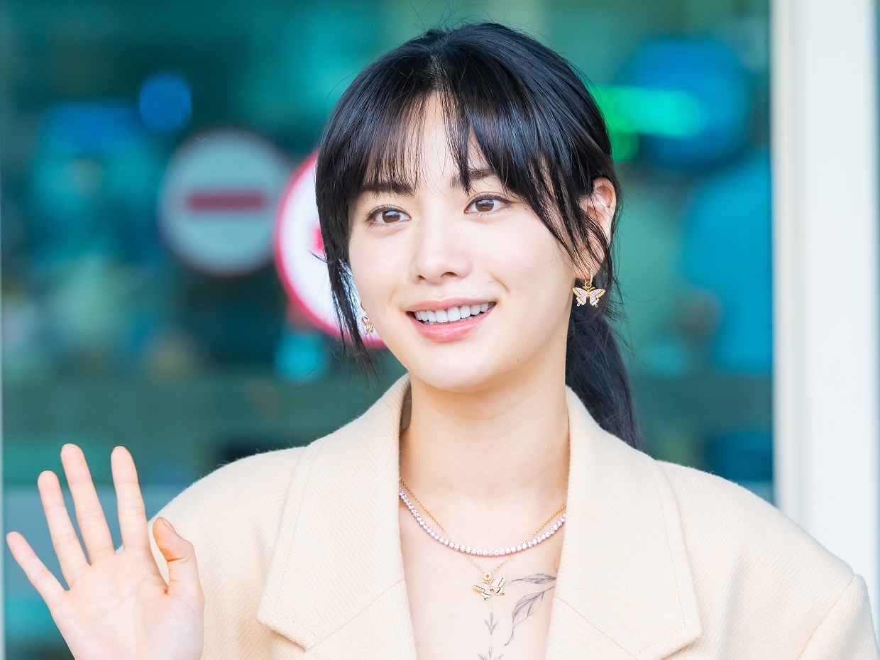 【写真】“胸元”と肩にはまだタトゥーの痕跡…「世界で最も美しい顔」1位のナナ、色気満点のキャミワンピ姿