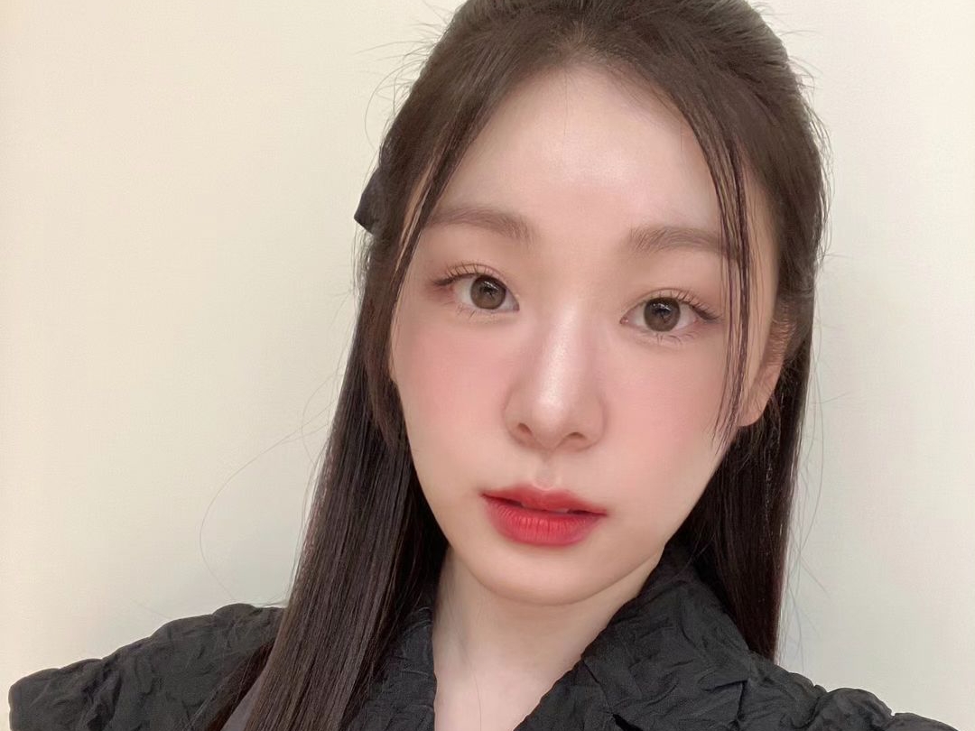 「誰かと思った」キム・ヨナ、“ぱっちり二重”の可憐な姿…ラブリービジュアルに視線集中！【PHOTO】