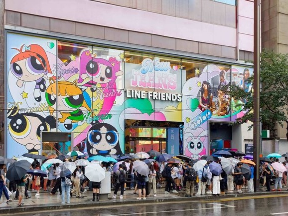 NewJeans、ポップアップ累積訪問客が10万人超え！午前中に入場予約が締め切られるほどの人気ぶり