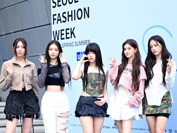 NewJeans、本日（9月5日）開催のソウルファッションウィークに登場！“ブーツ美脚”で魅了【PHOTO】