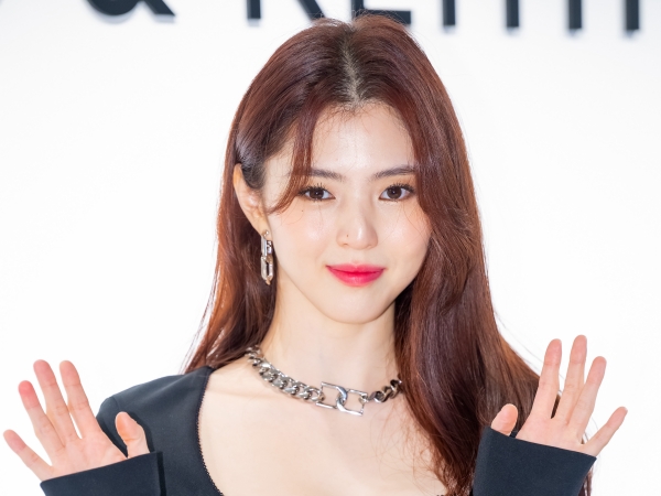 “顔面ピアスだらけ”になった女優ハン・ソヒ、生肌があらわに…シースルー衣装で色気爆発【PHOTO】
