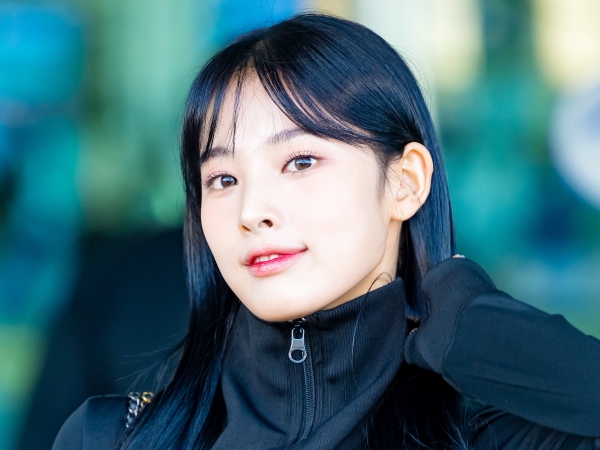 “TWICEの妹分”NMIXXから突然脱退したジニ、全身黒のクールなスタイリングで肌見せ！【空港ファッション】