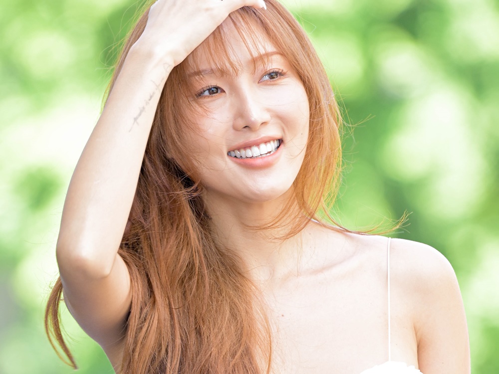 “肌見せゼロ”なのに攻めすぎ！ 過激ダンスで告発されたファサ、年末も貫くマイスタイル【PHOTO】