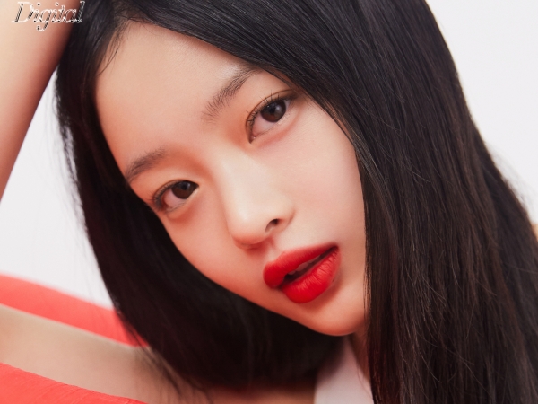 ほぼスッピン!? NewJeans・ハニ、“赤リップ”が主役のトレンドメイクで等身大の表情【PHOTO】
