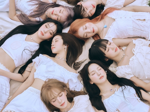 「天使たちの寝顔」Kep1er、清楚な白ワンピ姿で芝生に横たわる…空の下の笑顔SHOT