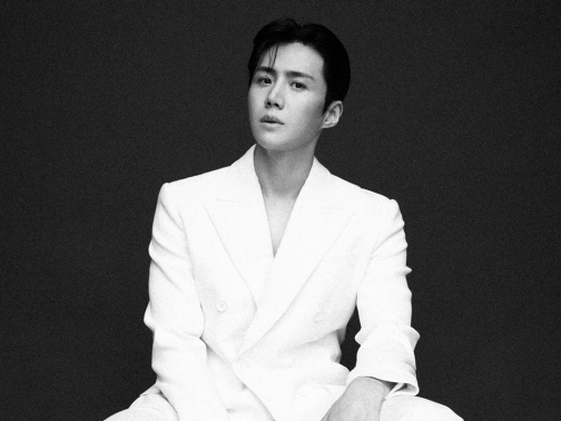 ドラマ『海街チャチャチャ』キム・ソンホ、ホワイトスーツの着こなしが完璧すぎる…今後の活躍にも期待【PHOTO】