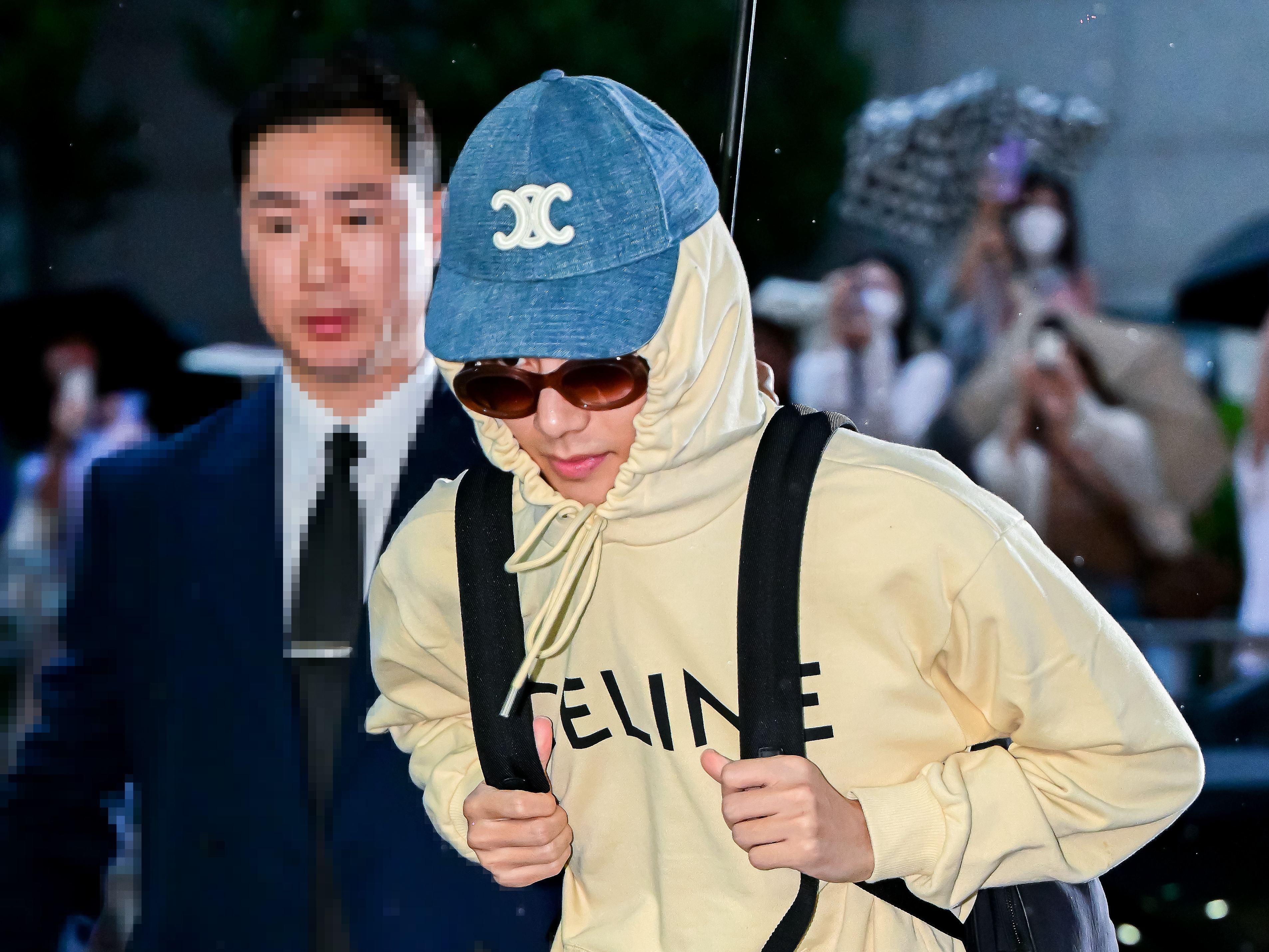 私服もワールドクラス？ BTS・V、絶妙に怪しい私服姿…出勤ショットが話題に【独自写真】