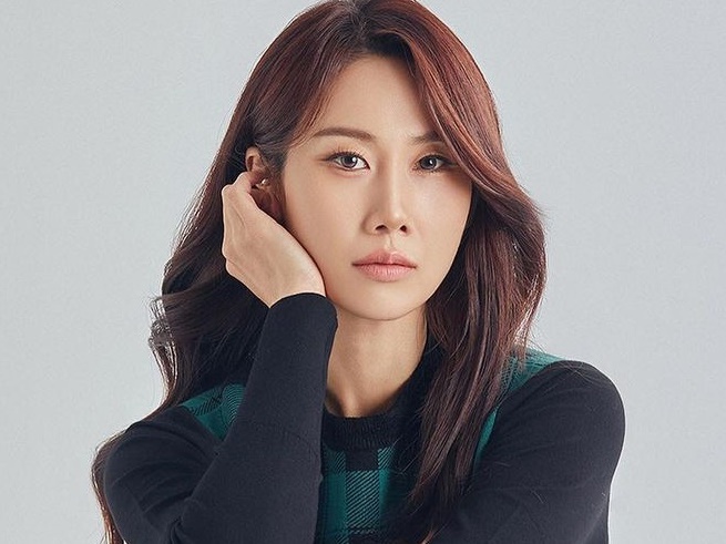 ミニスカの足組み姿に「美女すぎます」と大絶賛！韓国女子ゴルファーの抜群スタイルに反響【PHOTO】
