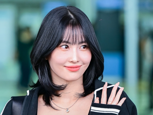 TWICE・モモ、トレーニングウェアの下から“ガッチリ美腹筋”！ヘルシーな魅力を発揮【空港ファッション】