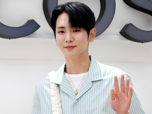 SHINee・キー、“不自然な立ち位置”は故ジョンヒョンさんのスペース…「意図せず自然とそうなった」