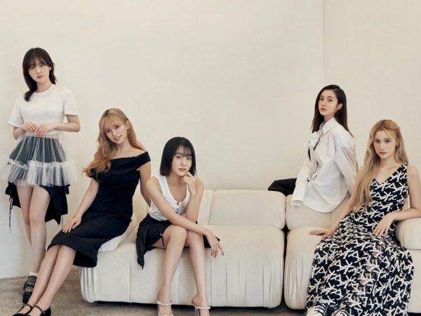 グッと大人びた姿…Kep1erがファッション誌に登場！モノトーンドレスで見せた成熟美【PHOTO】