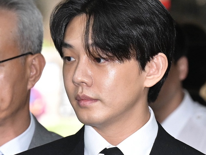 護送車に向かう途中、札束を投げつけられ…2度目の令状審査を受けた俳優ユ・アイン、拘束されるか
