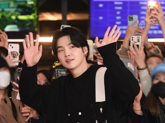 「2025年に会いましょう！」BTS・SUGA、兵役前の“最後のメッセージ”をファンに残す【全文】