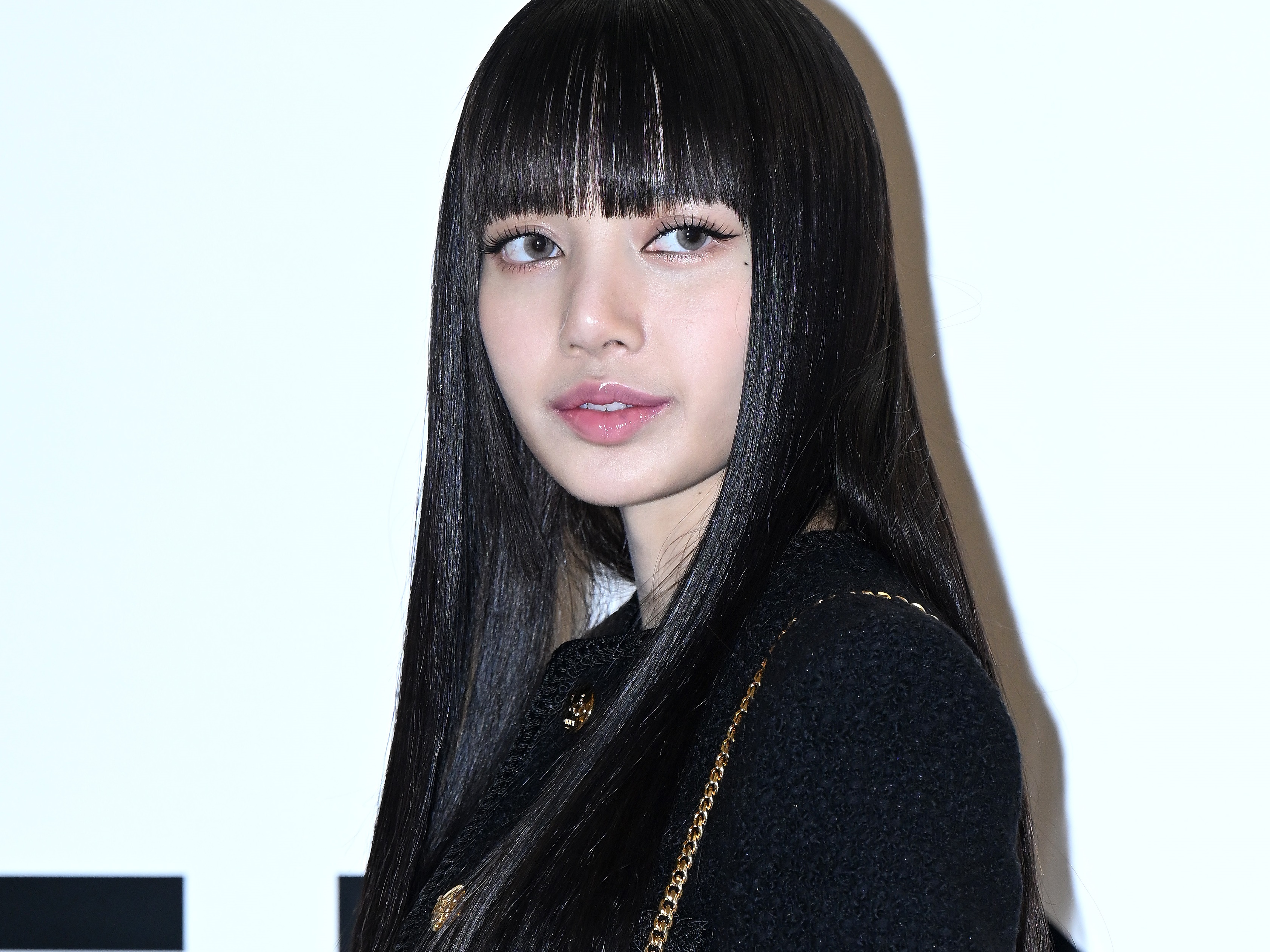 BLACKPINK・リサ、“グループ脱退説”が浮上…所属事務所の「リサ外し投稿」で再び議論の的に