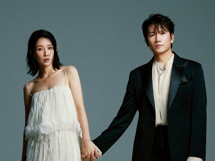 祝10周年！チソン♡イ・ボヨン夫婦、個性的なドレスとスーツで見せた貫禄…結婚10周年も変わらぬ愛【PHOTO】