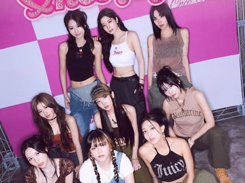 ワールドツアー中のTWICE、8周年記念ファンミーティングのチケットが全席完売を記録