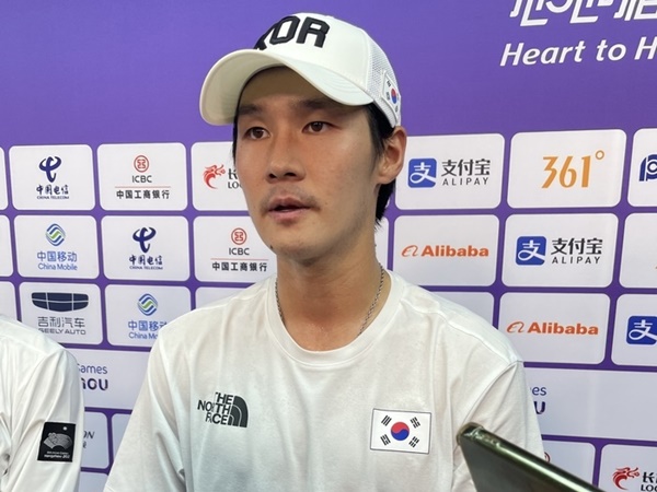 日本勢に勝利も笑顔なし…ラケット破壊＆握手拒否で物議の韓国テニス選手、報道陣の前で再三の謝罪【アジア大会】