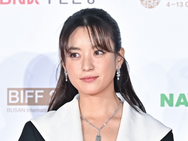 【写真】目のやり場に困る…『トンイ』女優ハン・ヒョジュ、胸元がざっくり開いた衣装に反響