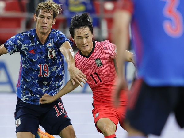 「足首をひねった」日本との決勝前に暗雲…韓国FWが相手の危険タックルで負傷交代、試合後も歩けず【アジア大会】