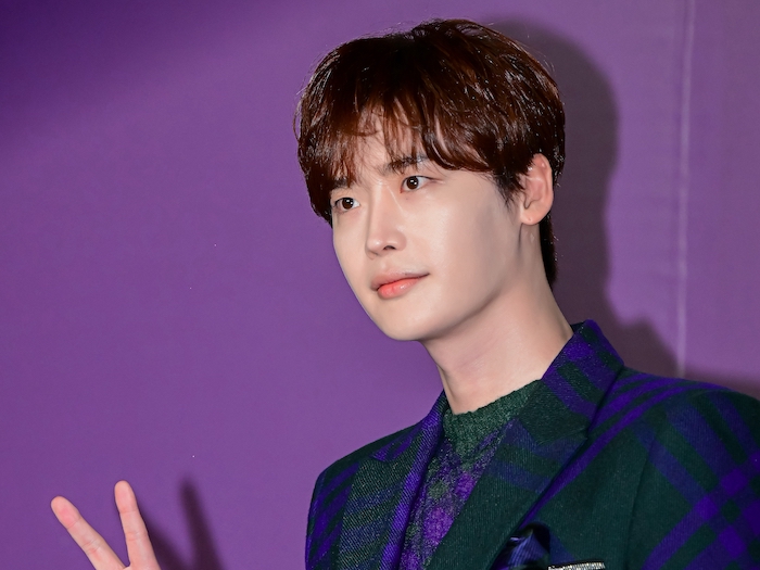 “IUと公開恋愛中” イ・ジョンソク、2年ぶりドラマ復帰か。『トッケビ』監督の新作を前向きに検討中