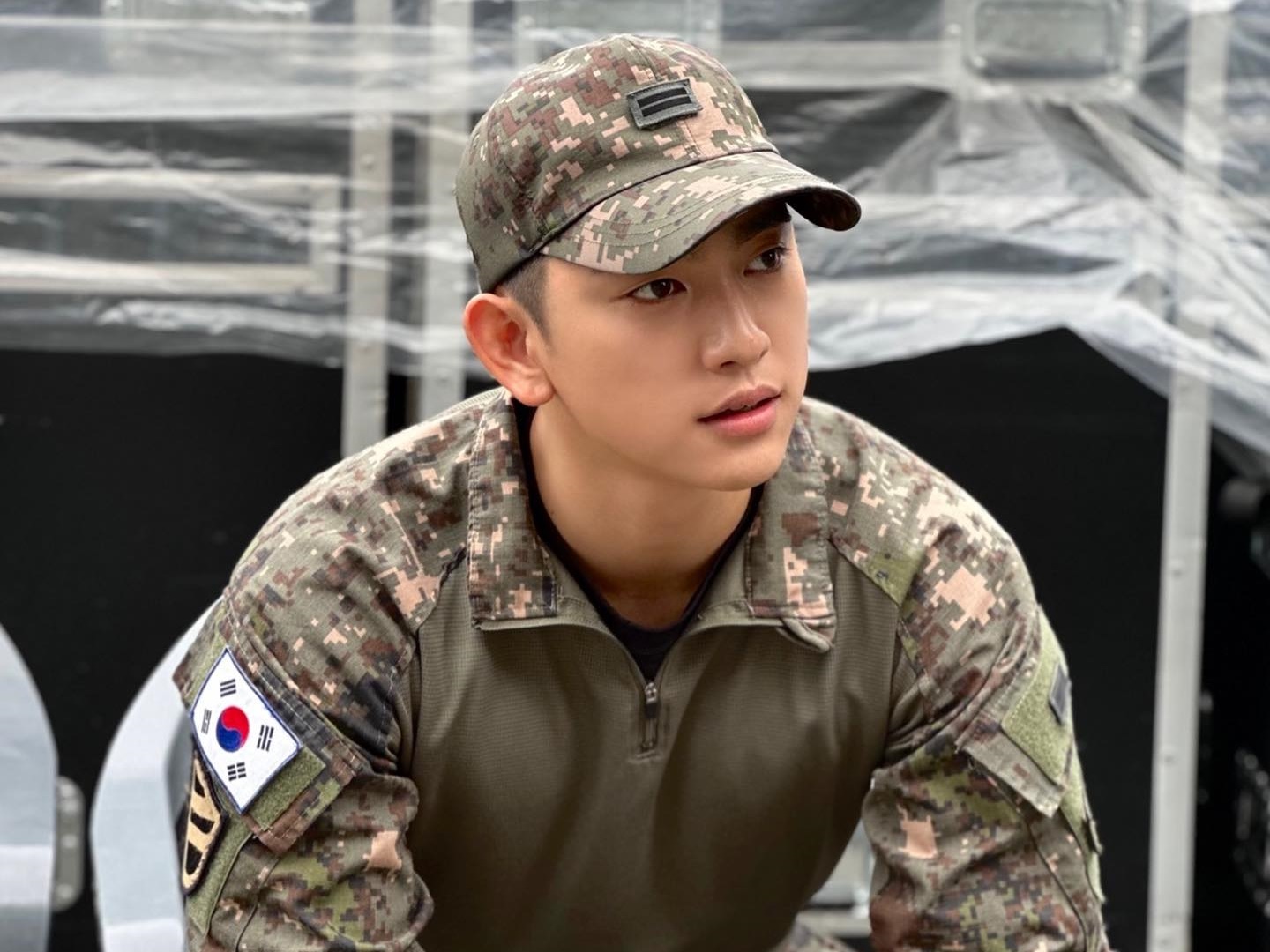 【写真】ドラマの撮影かと…GOT7・ジニョン、兵役中の軍服姿が「完璧」と話題