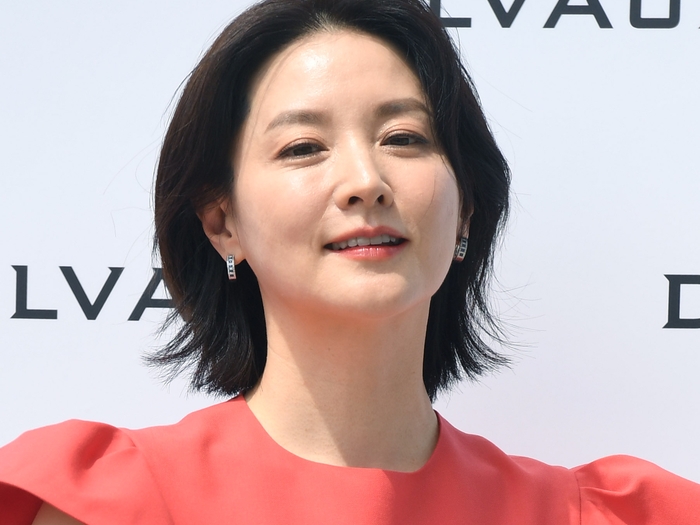 これぞ奇跡の54歳…『チャングム』女優イ・ヨンエ、“胸元がっつりドレス”から溢れ出る品格【PHOTO】