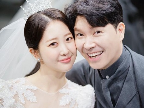 「女が大好き。ゴムまで片付けた」と両親から裁判中に暴露された韓国タレント、23歳年下妻の妊娠を発表【全文】