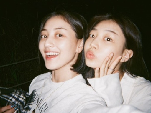 TWICE・ジヒョの実妹、可愛すぎると話題に！ 「美人姉妹」「遺伝子大優勝」と反響続々【PHOTO】