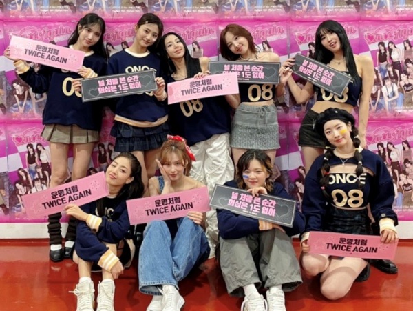 TWICE、デビュー8周年ファンミで涙…「ファンのおかげで成長、今のTWICEが存在する理由」