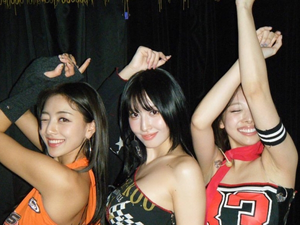 「ずっと見ていたい」TWICE・ジヒョ&モモ&ナヨン、大胆チューブトップ姿で魅了【PHOTO】