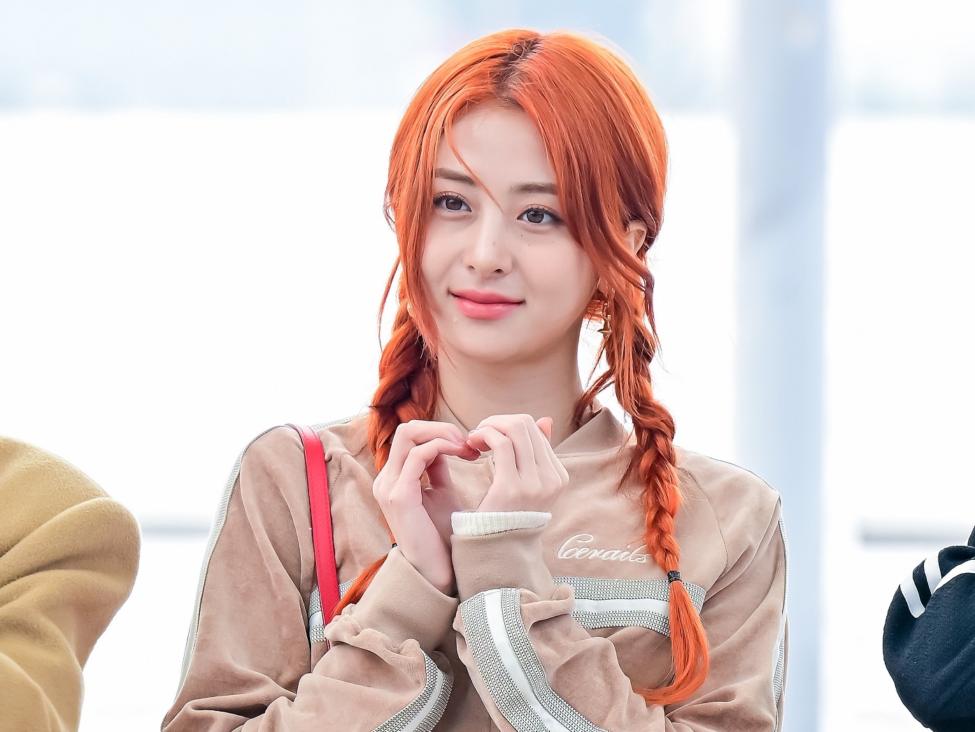 「そんなに出して寒くないの？」LE SSERAFIM・ユンジン、冬に負けない“ウエスト全開”ファッション【PHOTO】