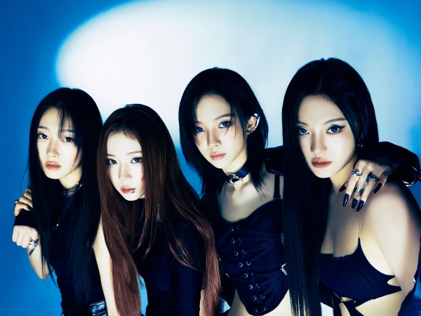 クールな肌見せで魅了！aespa、新ALコンセプトフォト公開！“穴あき衣装姿”を披露したメンバーは？