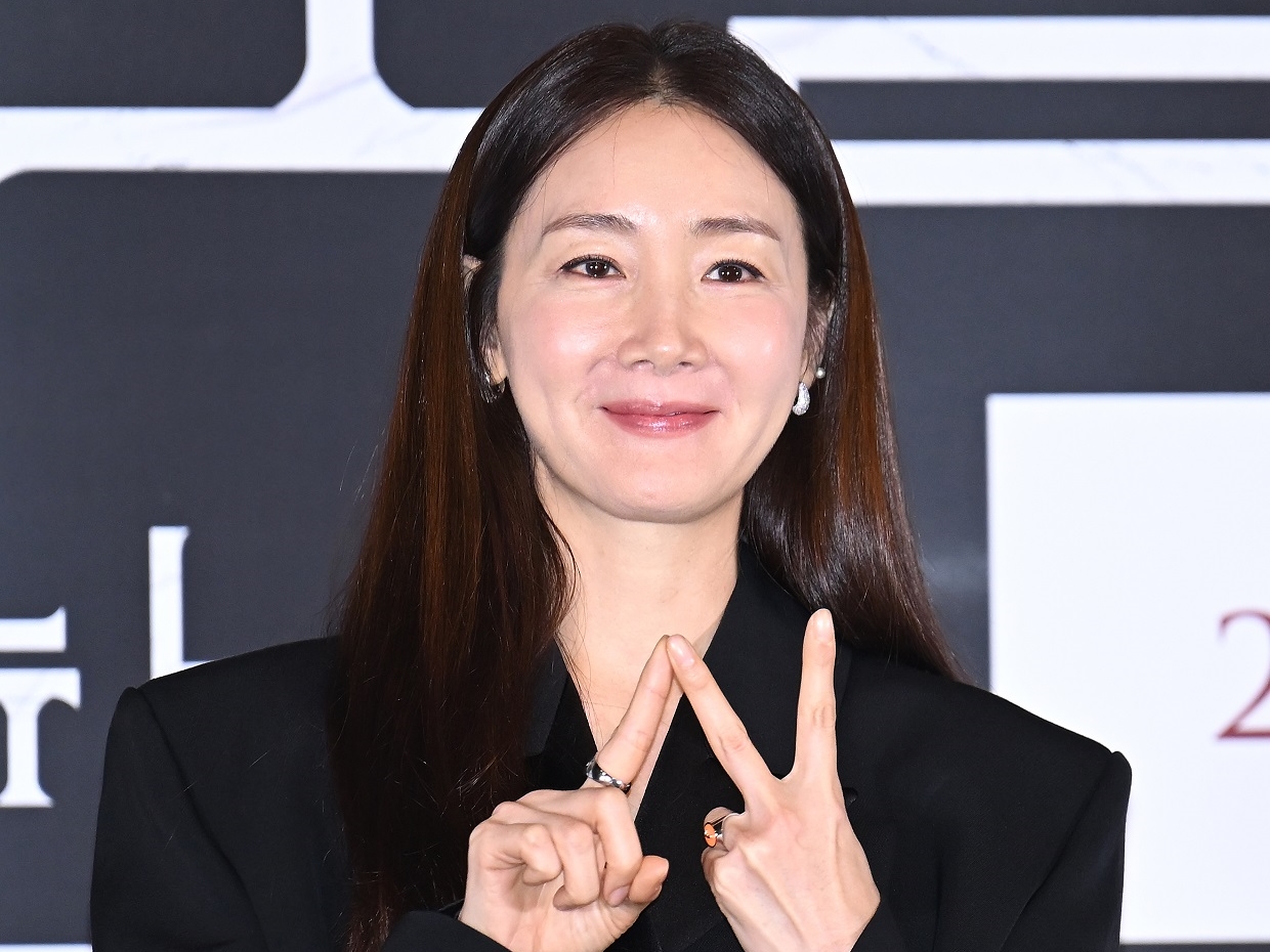 【写真】出産まで苦労したと明かした女優チェ・ジウ（48）、3歳の娘とペアルックのツーショット公開