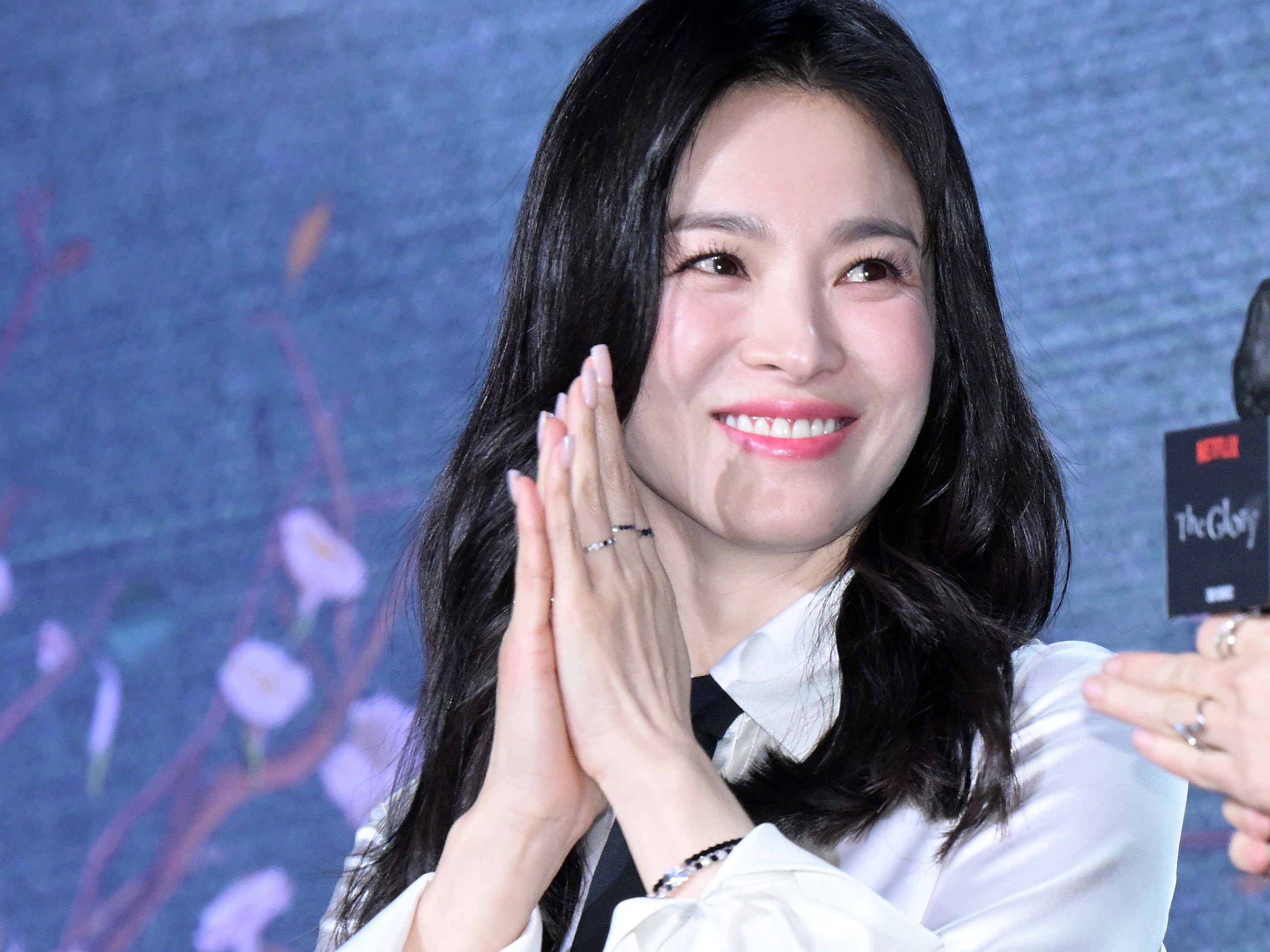 「信じられない脚線美」ソン・ヘギョ、黒ストッキングで際立つ“魔性”の美貌【PHOTO】